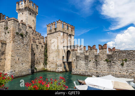 Il castello scaligero custodendo l'ingresso di Sirmione città medievale sul lago di Garda in Lombardia nel nord Italia. Foto Stock