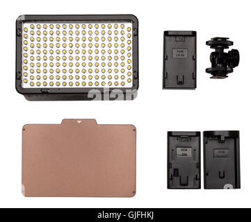 On-LED telecamera video kit luce laici piana. Luce video, filtro di tungsteno, filettatura di fissaggio, adattatori per batteria. Su sfondo bianco Foto Stock