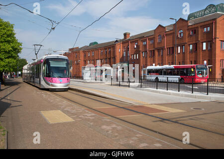 Il tram a Wolverhampton St George's fermata del tram su Bilston Street a Wolverhampton, Inghilterra Foto Stock