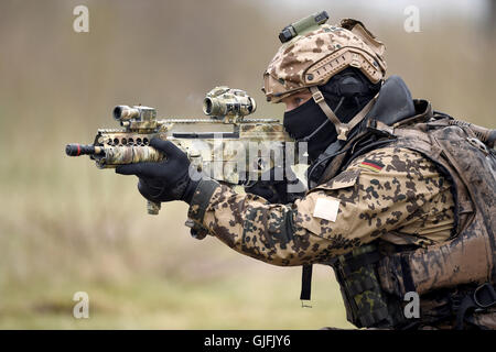 Ein Kampftaucher der Marina / Bundeswehr während einer Übung / Einsatz am 5. Aprile 2014 in Eckernförde. Un combattimento subacqueo di tedesco Foto Stock