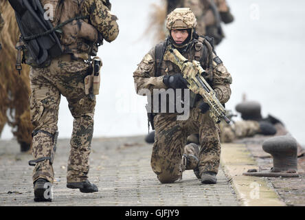 Ein Kampftaucher der Marina / Bundeswehr während einer Übung / Einsatz am 5. Aprile 2014 in Eckernförde. Un combattimento subacqueo di tedesco Foto Stock