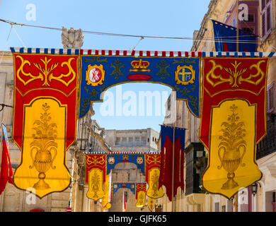 Colorate bandiere e bandierine sulle strade di Mdina su Malta Foto Stock