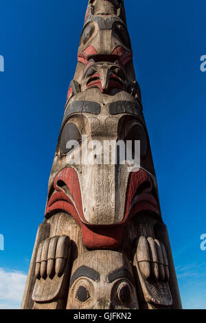 Il Cedar totem pole a Victor Steinbrueck Park, Seattle, Washington, Stati Uniti d'America Foto Stock