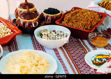 Tradizionale cibo ucraino in assortimento decorazione di festa Foto Stock