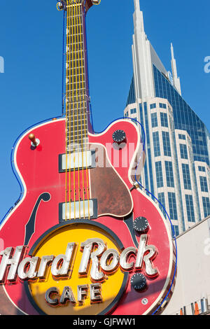 Una forma di chitarra segno per l'Hard Rock Cafe, con l'AT&T edificio in background, a Nashville, Tennessee. Foto Stock