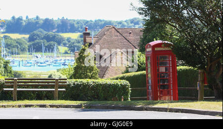 Telefono rosso scatola con vedute del fiume Hamble presi nel vecchio Bursledon Foto Stock
