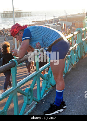 Il giorno di Brighton Pride 2016 un reveler abiti in una palla da baseball costume a tema Foto Stock