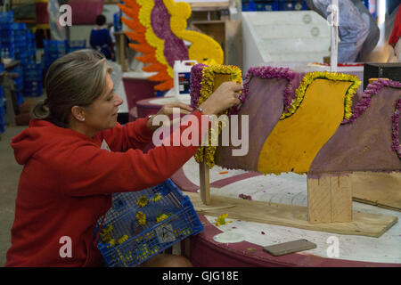 Preparazione di fiori galleggianti per l annuale Battaglia dei Fiori,Jersey,Isole del Canale Foto Stock