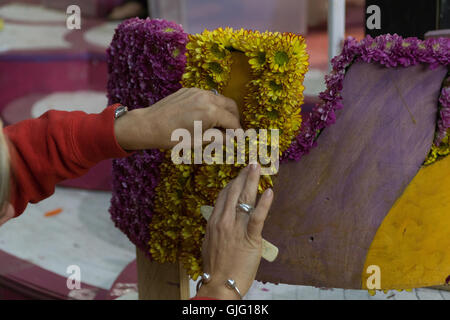 Preparazione di fiori galleggianti per l annuale Battaglia dei Fiori,Jersey,Isole del Canale Foto Stock