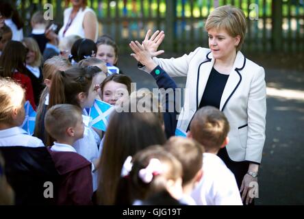 Primo Ministro Nicola Storione soddisfa P5 e P6 di alunni durante una visita alla comunità Burnfoot Scuola, Hawick, ad annunciare il finanziamento a sollevare il livello di istruzione in aree depresse. Foto Stock