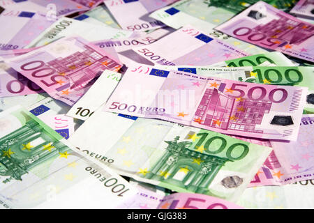 100 e 500 euro bills Foto Stock