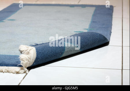 Sotto la parte posteriore del tappeto,blue cross Foto Stock