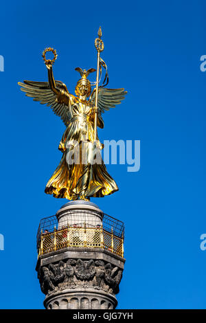 Statua dorata di Victoria in cima alla Siegessaule Colonna della Vittoria, il Tiergarten di Berlino, Germania. Foto Stock