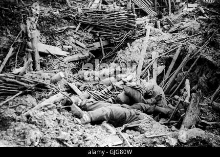 Fracassato tedesca a trincea a Messines Ridge con soldati morti, battaglia di Ypres, Belgio, la prima guerra mondiale Foto Stock