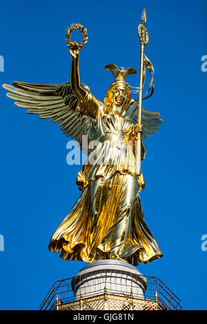 Statua dorata di Victoria in cima alla Siegessaule Colonna della Vittoria, il Tiergarten di Berlino, Germania. Foto Stock