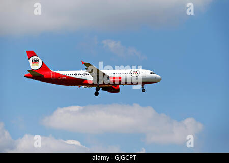 Air Berlin Airbus A320-214 approccio all'atterraggio in aeroporto Franz Josef Strauss di Monaco di Baviera, Baviera, Germania, Europa. Foto Stock