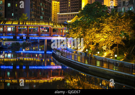 Paesaggio notturno di Jinshan river Recreation Park nel cuore della città Huizhou, guangdong, Cina. Foto Stock