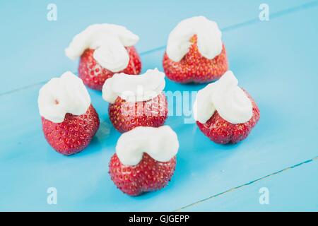 Fragole fresche e panna montata Foto Stock