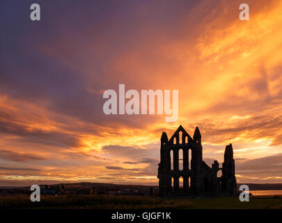 Whitby Abbey contro un tramonto spettacolare. A Whitby, North Yorkshire, Inghilterra. Il 12 agosto 2016 Foto Stock