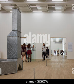 Vista legato attraverso spazi della galleria. Interruttore a casa la Tate Modern di Londra, Regno Unito. Architetto: Herzog e De Meuron, 2016. Foto Stock