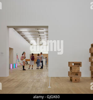 Vista legato attraverso spazi della galleria. Interruttore a casa la Tate Modern di Londra, Regno Unito. Architetto: Herzog e De Meuron, 2016. Foto Stock