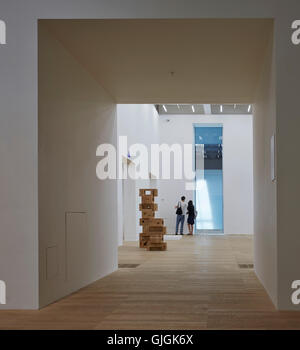 Vista legato attraverso spazi della galleria. Interruttore a casa la Tate Modern di Londra, Regno Unito. Architetto: Herzog e De Meuron, 2016. Foto Stock