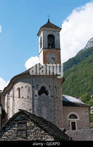 La Svizzera del Canton Ticino: Vista del vecchio villaggio di Lavertezzo con la chiesa di Santa Maria degli Angeli Foto Stock