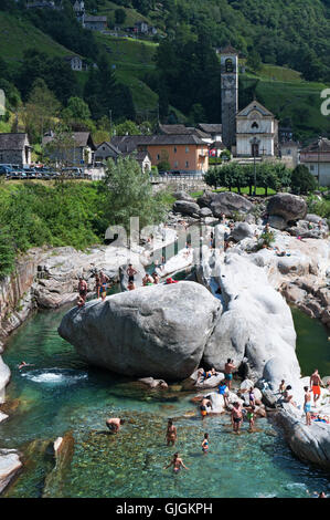 Svizzera: fiume Verzasca, noto per le sue limpide acque turchesi e la vista sulla chiesa di Santa Maria degli Angeli nel vecchio villaggio di Lavertezzo Foto Stock