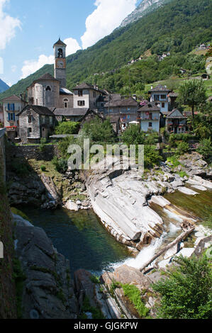 La Svizzera del Canton Ticino: Vista del vecchio villaggio di Lavertezzo con la chiesa di Santa Maria degli Angeli Foto Stock