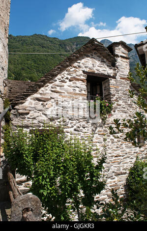 Svizzera: Vista del vecchio villaggio di Lavertezzo, un antico Borgo in pietra del Cantone Ticino Foto Stock