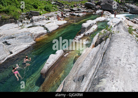 Lavertezzo, Svizzera: rocce e canyon di Verzasca, un fiume svizzero noto per le sue limpide acque turchesi e rocce colorate Foto Stock