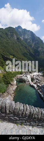 Lavertezzo, Svizzera: la vista del Ponte dei salti, una doppia arcata in pietra Bridge (Ponte dei Salti) costruito intorno al XVII secolo sul fiume Verzasca Foto Stock