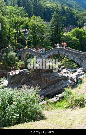 Lavertezzo, Svizzera: la vista del Ponte dei salti, una doppia arcata in pietra Bridge (Ponte dei Salti) costruito intorno al XVII secolo sul fiume Verzasca Foto Stock