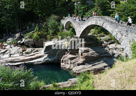 Lavertezzo, Svizzera: la vista del Ponte dei salti, una doppia arcata in pietra Bridge (Ponte dei Salti) costruito intorno al XVII secolo sul fiume Verzasca Foto Stock