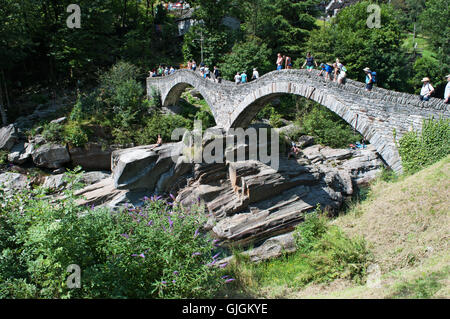 Lavertezzo, Svizzera: la vista del Ponte dei salti, una doppia arcata in pietra Bridge (Ponte dei Salti) costruito intorno al XVII secolo sul fiume Verzasca Foto Stock