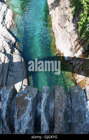 Lavertezzo, Svizzera: la vista del Ponte dei salti, una doppia arcata in pietra Bridge (Ponte dei Salti) costruito intorno al XVII secolo sul fiume Verzasca Foto Stock