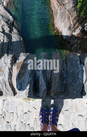 Lavertezzo, Svizzera: la vista del Ponte dei salti, una doppia arcata in pietra Bridge (Ponte dei Salti) costruito intorno al XVII secolo sul fiume Verzasca Foto Stock