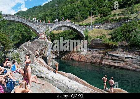 Lavertezzo, Svizzera: la vista del Ponte dei salti, una doppia arcata in pietra Bridge (Ponte dei Salti) costruito intorno al XVII secolo sul fiume Verzasca Foto Stock