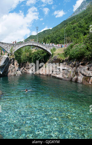 Lavertezzo, Svizzera: la vista del Ponte dei salti, una doppia arcata in pietra Bridge (Ponte dei Salti) costruito intorno al XVII secolo sul fiume Verzasca Foto Stock