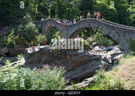 Lavertezzo, Svizzera: la vista del Ponte dei salti, una doppia arcata in pietra Bridge (Ponte dei Salti) costruito intorno al XVII secolo sul fiume Verzasca Foto Stock