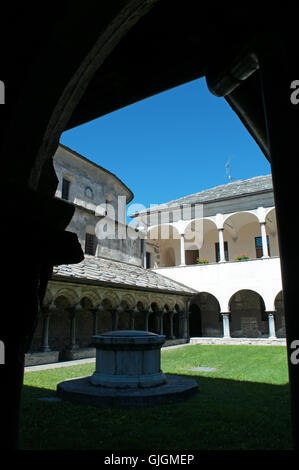 Aosta, Italia: vista del chiostro della chiesa di Sant'Orso, una chiesa Collegiata dedicata a San Ursus di Aosta, pregevole esempio di arte romanica Foto Stock