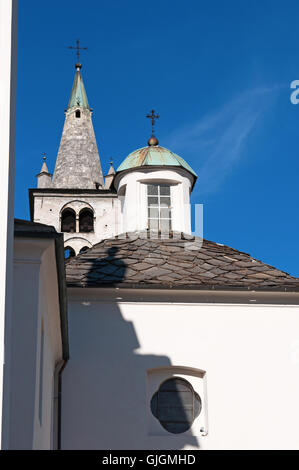 Aosta, Italia: la romanica torre dell orologio della Cattedrale di Aosta, una delle più importanti testimonianze di arte sacra nella storia della Valle d'Aosta Foto Stock