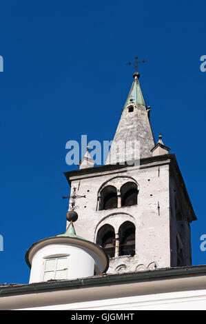 Aosta, Italia: la romanica torre dell orologio della Cattedrale di Aosta, una delle più importanti testimonianze di arte sacra nella storia della Valle d'Aosta Foto Stock