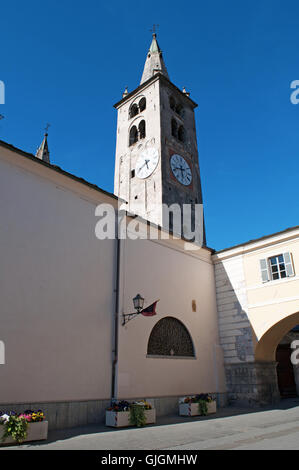 Aosta, Italia: la romanica torre dell orologio della Cattedrale di Aosta, una delle più importanti testimonianze di arte sacra nella storia della Valle d'Aosta Foto Stock