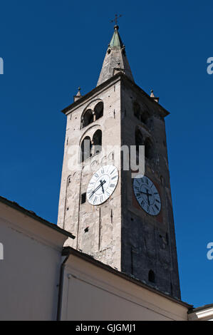 Aosta, Italia: la romanica torre dell orologio della Cattedrale di Aosta, una delle più importanti testimonianze di arte sacra nella storia della Valle d'Aosta Foto Stock