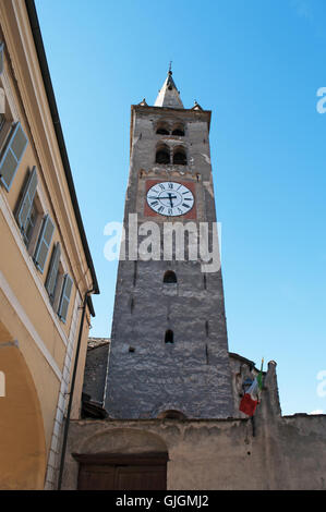 Aosta, Italia: la romanica torre dell orologio della Cattedrale di Aosta, una delle più importanti testimonianze di arte sacra nella storia della Valle d'Aosta Foto Stock