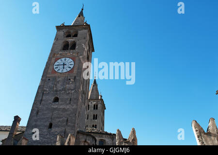 Aosta, Italia: la romanica torre dell orologio della Cattedrale di Aosta, una delle più importanti testimonianze di arte sacra nella storia della Valle d'Aosta Foto Stock