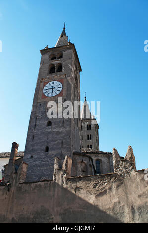 Aosta, Italia: la romanica torre dell orologio della Cattedrale di Aosta, una delle più importanti testimonianze di arte sacra nella storia della Valle d'Aosta Foto Stock