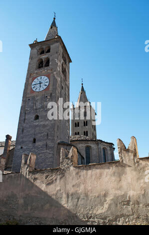 Aosta, Italia: la romanica torre dell orologio della Cattedrale di Aosta, una delle più importanti testimonianze di arte sacra nella storia della Valle d'Aosta Foto Stock