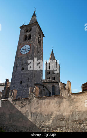 Aosta, Italia: la romanica torre dell orologio della Cattedrale di Aosta, una delle più importanti testimonianze di arte sacra nella storia della Valle d'Aosta Foto Stock